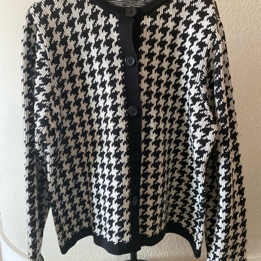 Elegant Houndstooth Cardigan in Black and White